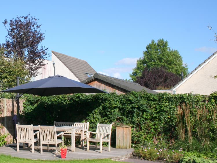 Kindvriendelijke tuin in Groningen met een zandbak en speelgazon.